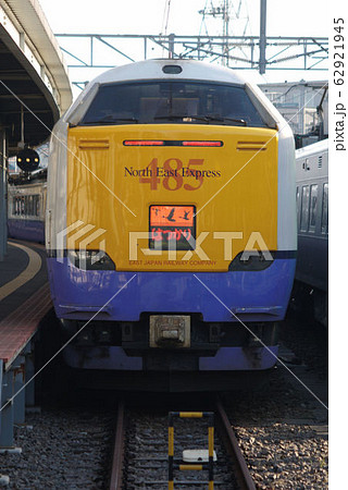 函館駅に停車中の臨時特急はつかり（2009年） 62921945