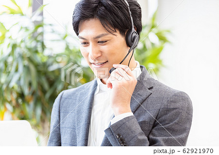 男性　ビジネス　ヘッドセット 62921970