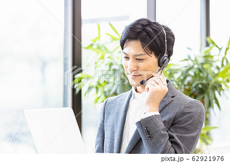 男性　ビジネス　ヘッドセット 62921976