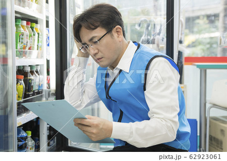 Portrait of young woman and man, part timer and owner 504 Portrait of young woman and man, part timer and owner 504 62923061