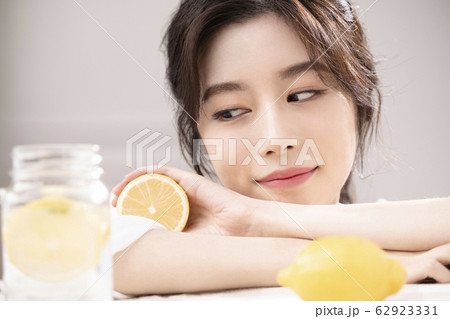 女性 女 女の子 62923331