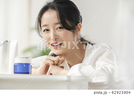 ビューティー 女性 女 62923904