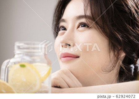 女性 女 女の子 62924072