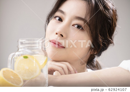 女性 女 女の子 62924107