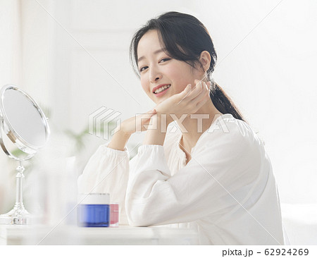 ビューティー 女性 女 62924269