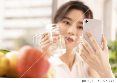 女性 女 女の子 62924337