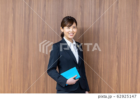 弁護士 女性 新人  62925147