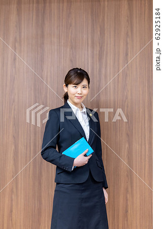 弁護士 女性 新人  62925184