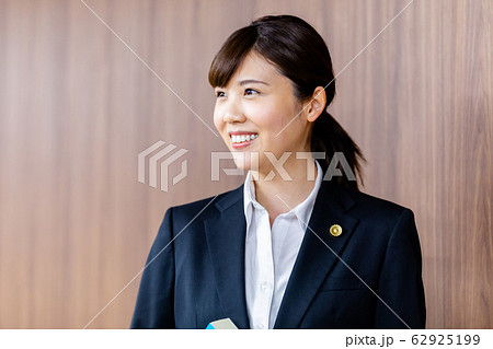 弁護士 女性 新人  62925199