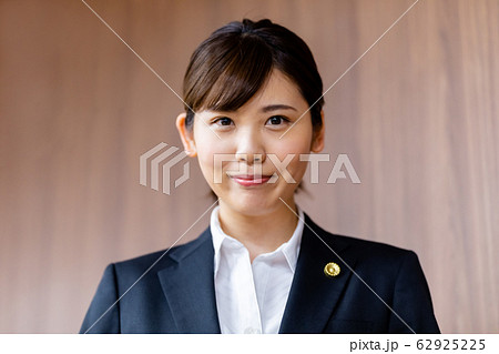 弁護士 女性 新人  62925225