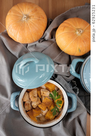 Pumpkin roast in a blue pan on a wooden table 62925231