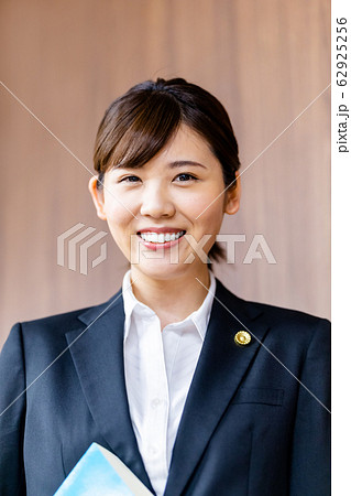弁護士 女性 新人  62925256
