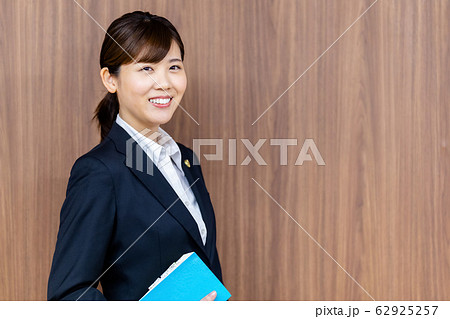 弁護士 女性 新人  62925257