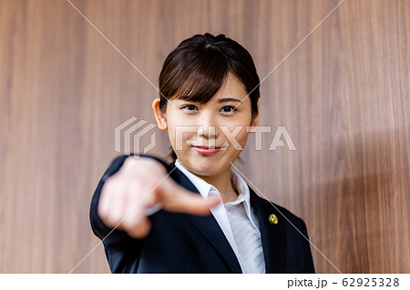 弁護士 女性 新人  62925328
