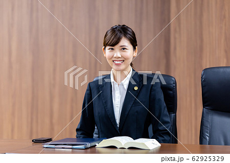 弁護士 女性 新人 弁護士 女性 新人 62925329