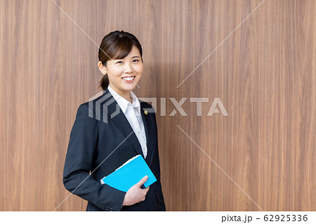 弁護士 女性 新人  62925336