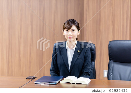 弁護士 女性 新人 弁護士 女性 新人 62925432