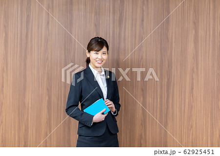 弁護士 女性 新人  62925451