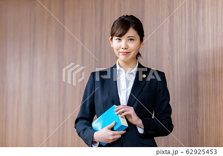 弁護士 女性 新人  62925453