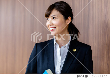 弁護士 女性 新人  62925467