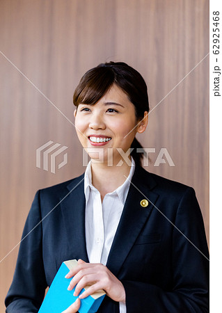 弁護士 女性 新人  62925468