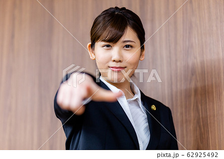 弁護士 女性 新人  62925492
