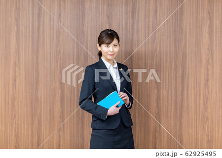 弁護士 女性 新人  62925495