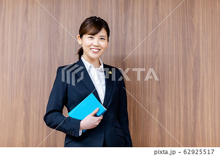 弁護士 女性 新人  62925517