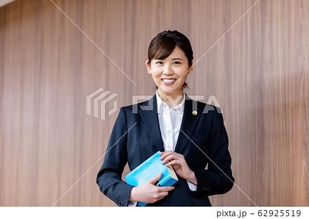 弁護士 女性 新人  62925519