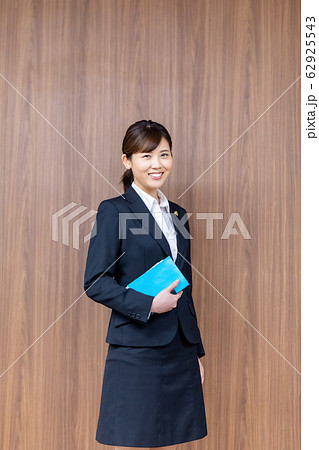 弁護士 女性 新人  62925543