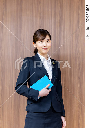 弁護士 女性 新人 弁護士 女性 新人 62925663