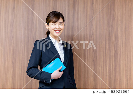弁護士 女性 新人 弁護士 女性 新人 62925664