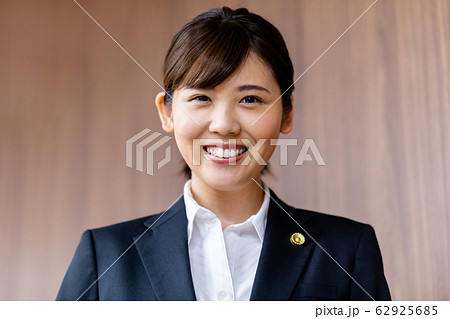 弁護士 女性 新人  62925685