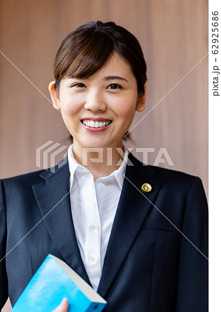 弁護士 女性 新人  62925686