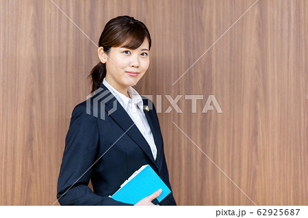 弁護士 女性 新人  62925687