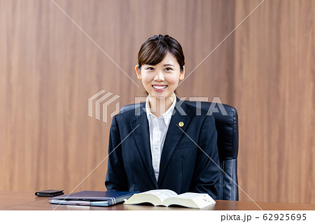 弁護士 女性 新人  62925695