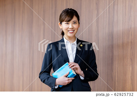 弁護士 女性 新人  62925732