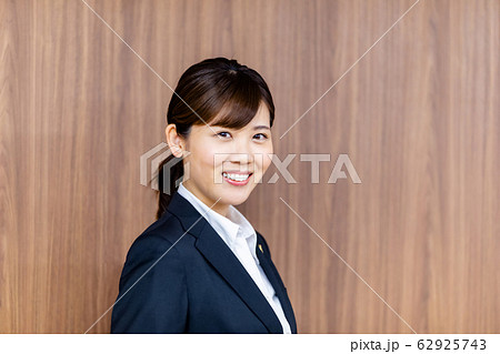 弁護士 女性 新人  62925743