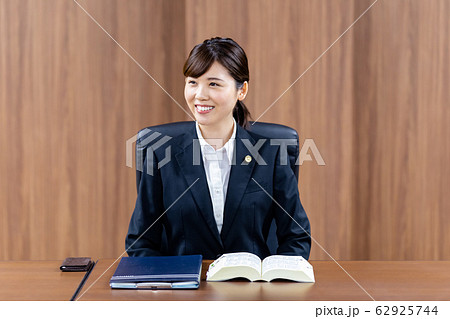 弁護士 女性 新人  62925744