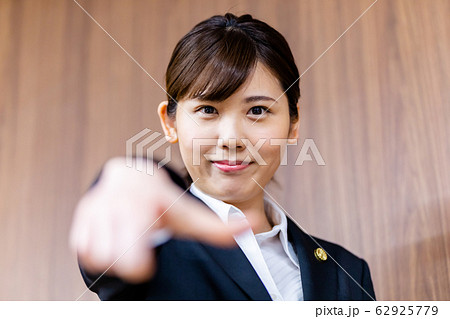 弁護士 女性 新人  62925779