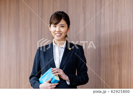 弁護士 女性 新人  62925800