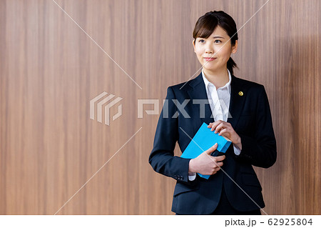 弁護士 女性 新人 弁護士 女性 新人 62925804