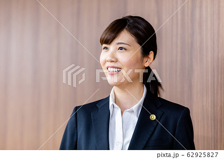 弁護士 女性 新人  62925827