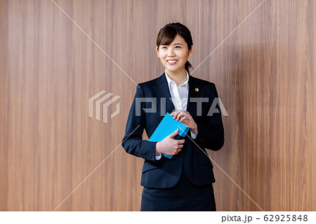 弁護士 女性 新人  62925848