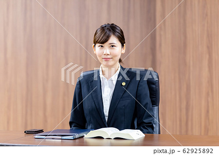 弁護士 女性 新人  62925892