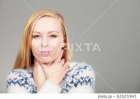 Woman having sore throat feeling pain 62925945