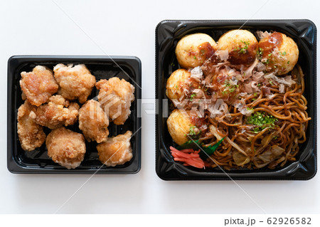 お惣菜の鶏の唐揚げとたこ焼きと焼きそばのセット お惣菜の鶏の唐揚げとたこ焼きと焼きそばのセット 62926582
