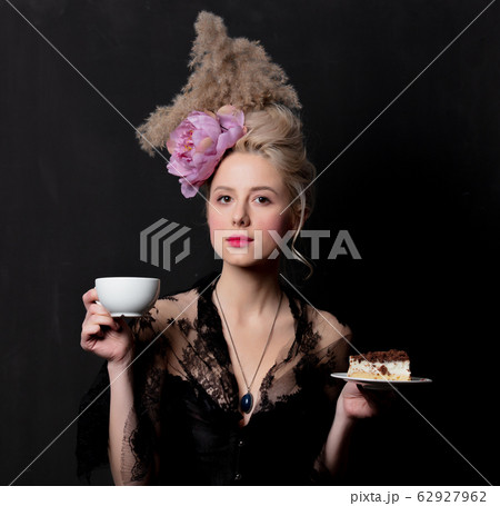Beautiful blonde countess with cake and cup Beautiful blonde countess with cake and cup 62927962