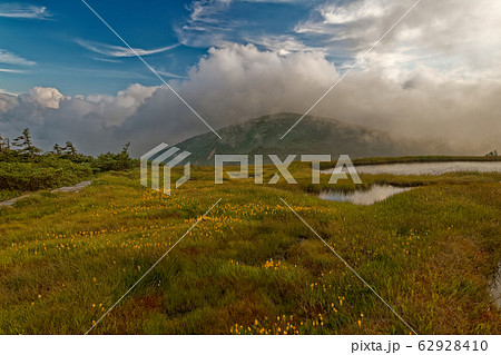 姫ノ池付近から見る夕焼け雲と平ヶ岳 62928410