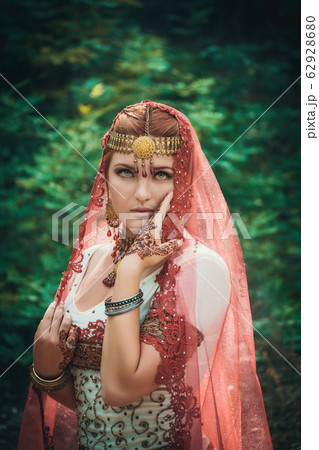 Beautiful young indian woman in traditional 62928680